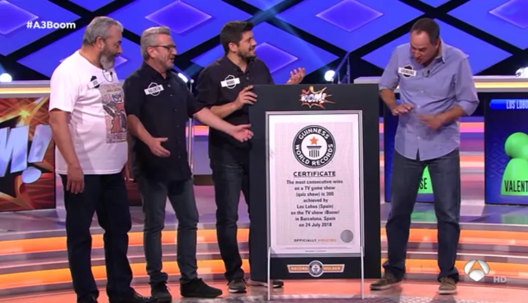 Foto 2 - Los Lobos reciben parte del dinero ganado y la acreditaci&oacute;n de su R&eacute;cord Guinness  