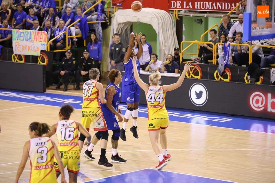 Foto 2 - Avenida levanta su octava Supercopa tras doblegar al Girona en un gran encuentro (72-62)