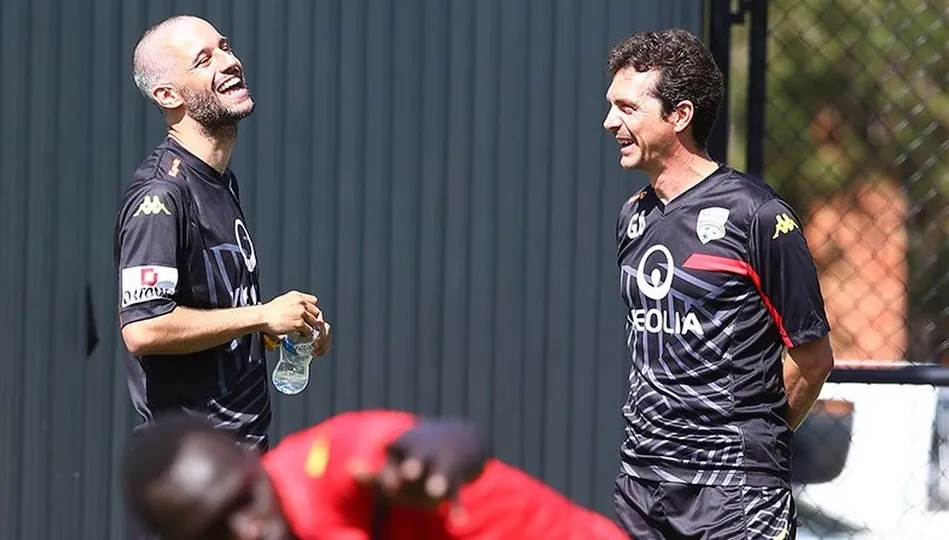 Conversación en tono amigable entre Ramallo y el ex futbolista castellonense durante un entrenamiento.