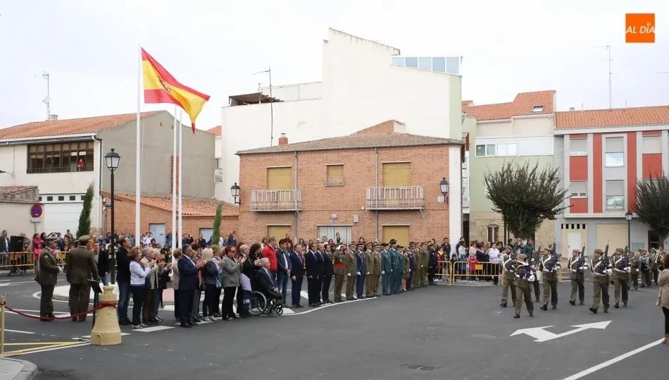 El izado de la bandera y el desfile militar han iniciado los actos en la Plaza Mayor. Foto: Alberto Martín