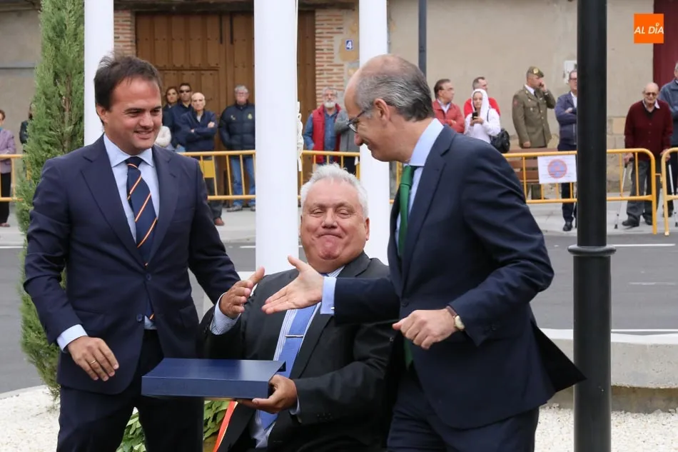 Foto 10 - Autoridades y vecinos rinden un sentido homenaje a la bandera y a las v&iacute;ctimas del terrorismo