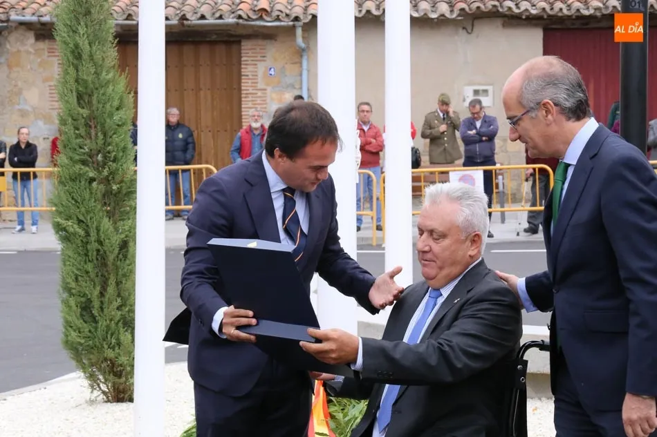 Foto 5 - Autoridades y vecinos rinden un sentido homenaje a la bandera y a las v&iacute;ctimas del terrorismo