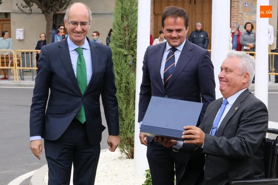 Foto 3 - Autoridades y vecinos rinden un sentido homenaje a la bandera y a las v&iacute;ctimas del terrorismo