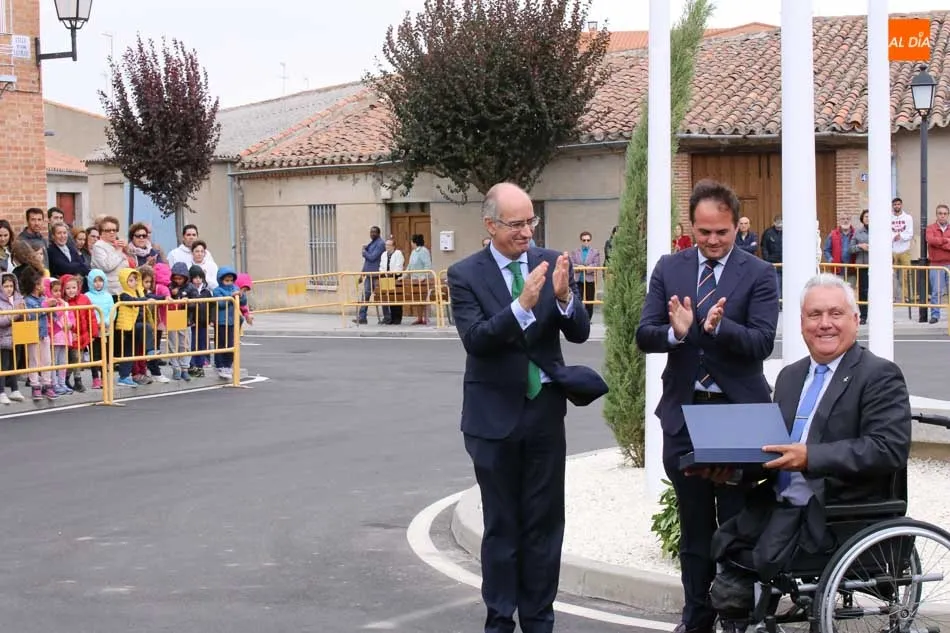 Foto 2 - Autoridades y vecinos rinden un sentido homenaje a la bandera y a las v&iacute;ctimas del terrorismo