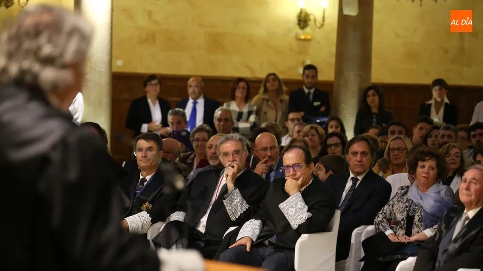 Un instante del acto de recepción a los nuevos colegiados y entrega de medallas. Fotos: Alberto Martín