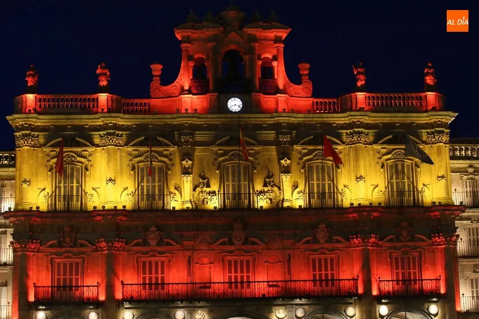 Foto 5 - El Ayuntamiento se engalana con la bandera de Espa&ntilde;a para celebrar la Fiesta Nacional del 12 de...