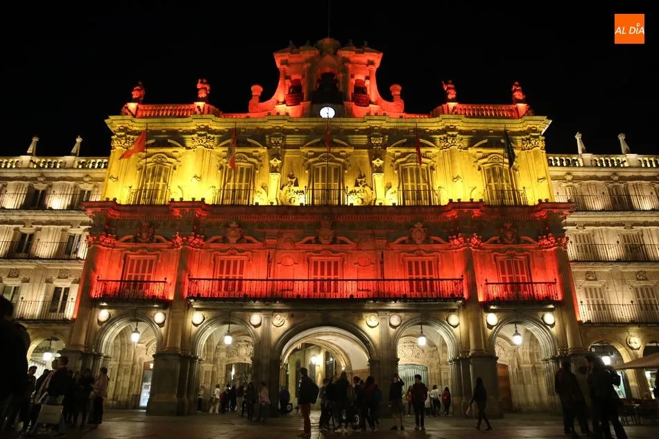 Foto 4 - El Ayuntamiento se engalana con la bandera de Espa&ntilde;a para celebrar la Fiesta Nacional del 12 de...