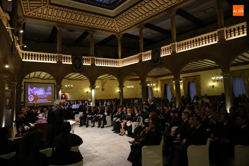 Foto 3 - Los abogados celebran sus fiestas con los nuevos colegiados y las medallas a las Bodas de Plata