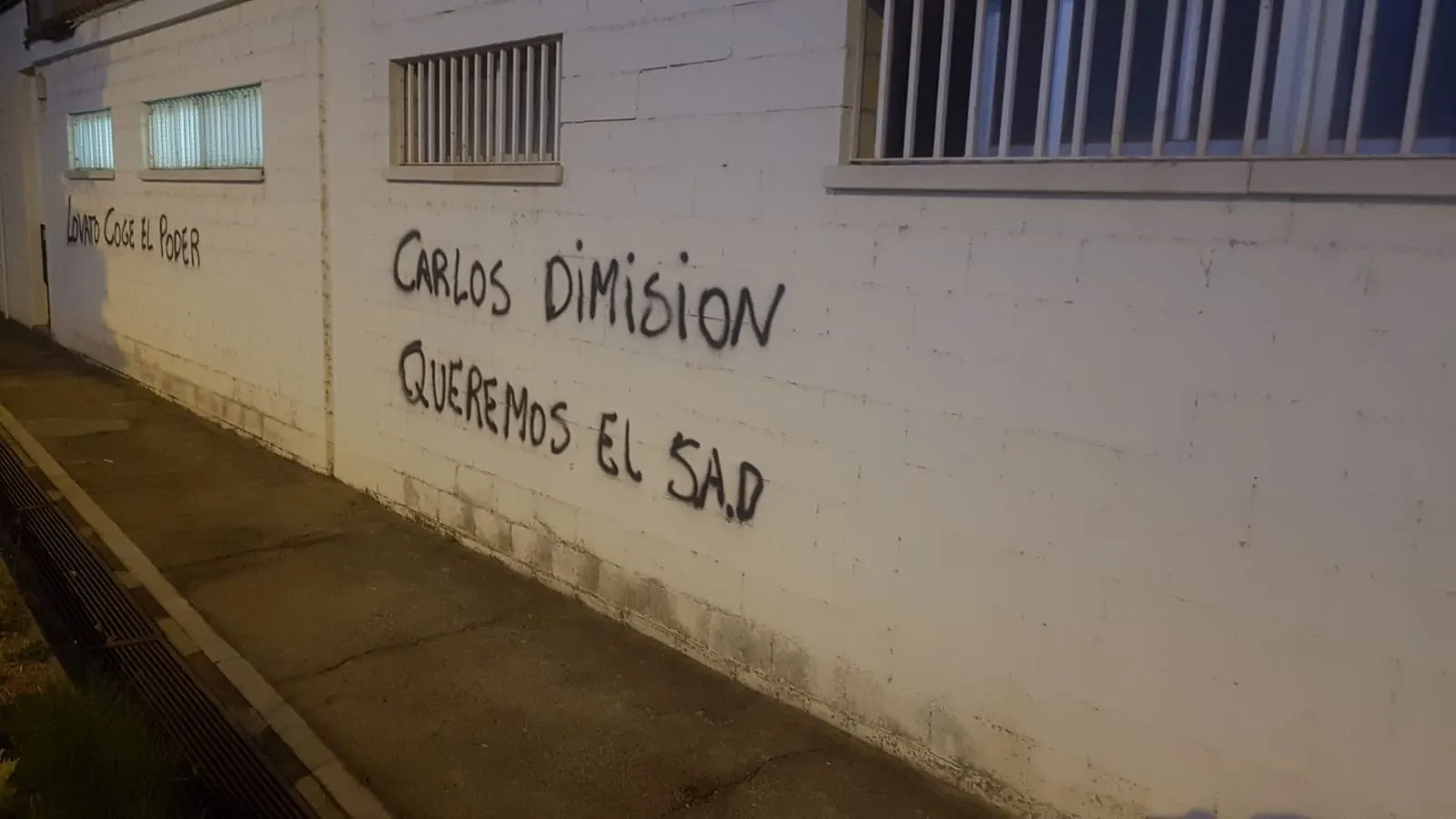 Foto 7 - Pintadas en contra de Carlos Mart&iacute;n en el Helm&aacute;ntico