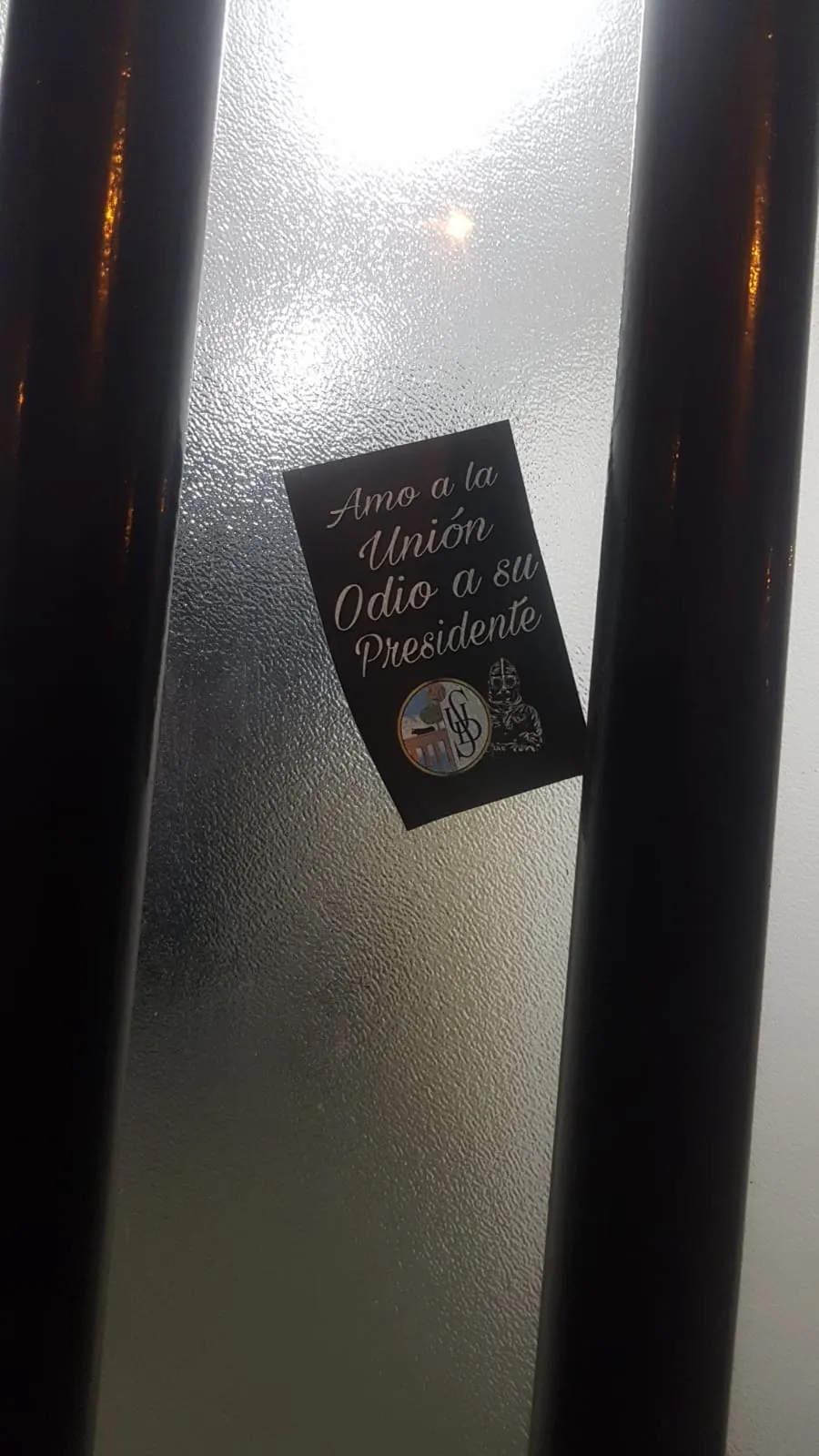 Foto 4 - Pintadas en contra de Carlos Mart&iacute;n en el Helm&aacute;ntico