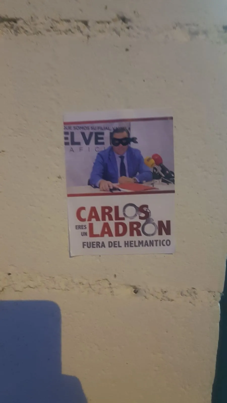 Foto 3 - Pintadas en contra de Carlos Mart&iacute;n en el Helm&aacute;ntico