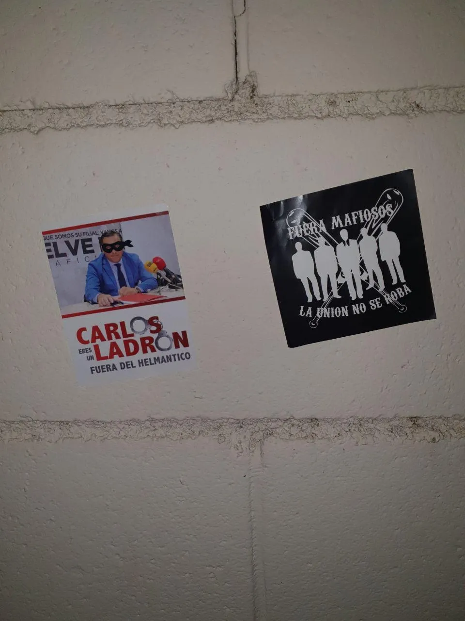 Foto 2 - Pintadas en contra de Carlos Mart&iacute;n en el Helm&aacute;ntico