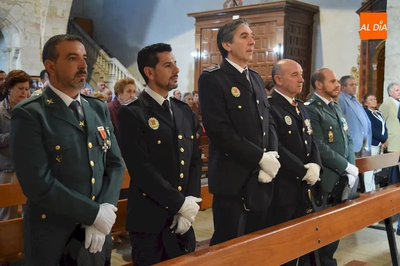 Foto 2 - Guardia Civil y Polic&iacute;a Local de Alba de Tormes conmemoran la festividad de la Virgen del Pilar&nbsp;
