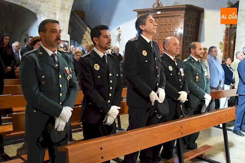 Integrantes de los cuerpos de la Guardia Civil y Policía Local en la eucaristía