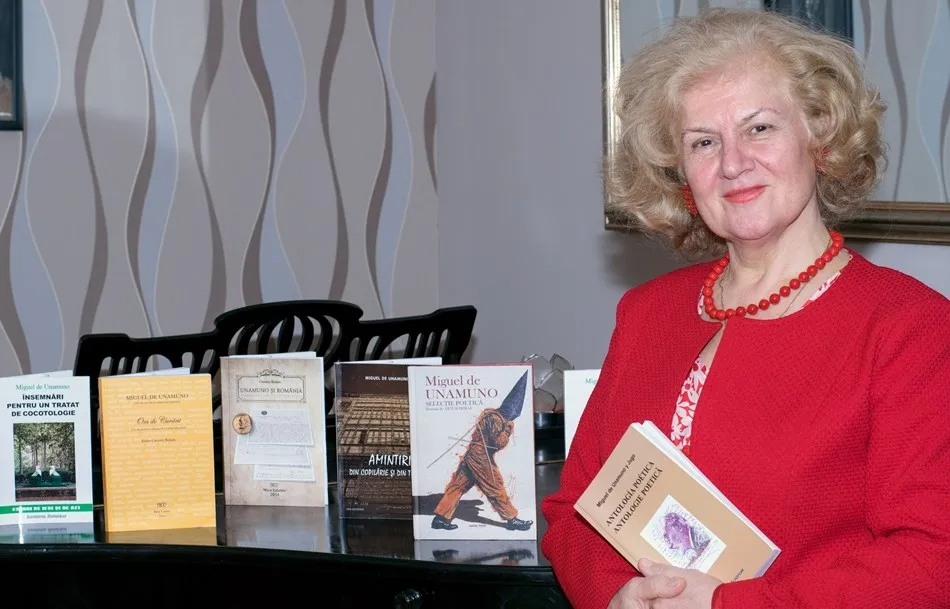 Carmen Bulzan con sus libros traducidos de Unamuno al rumano