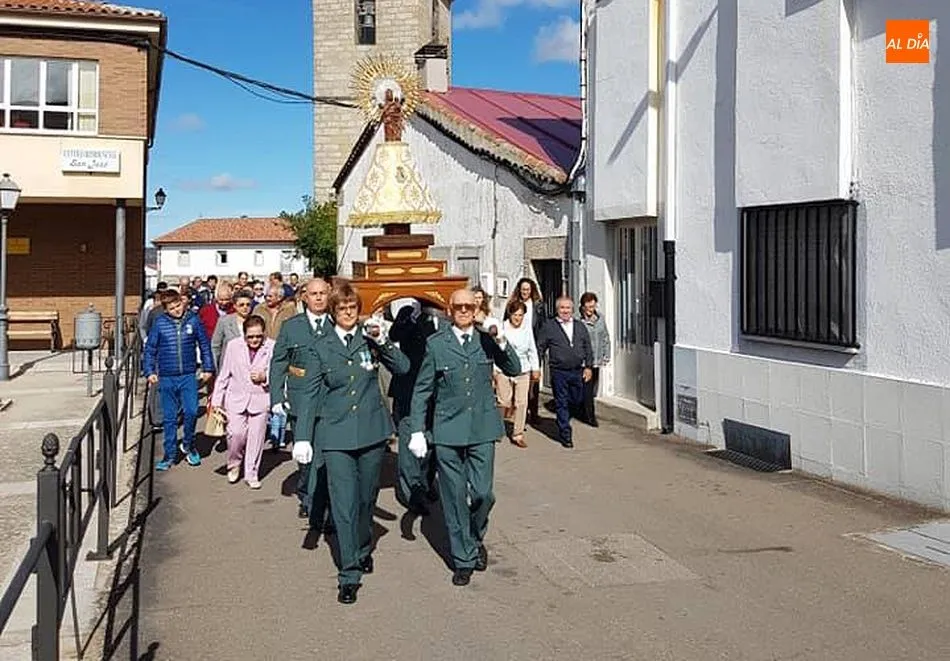 Procesión con la imagen de la Virgen del Pilar en Ledrada