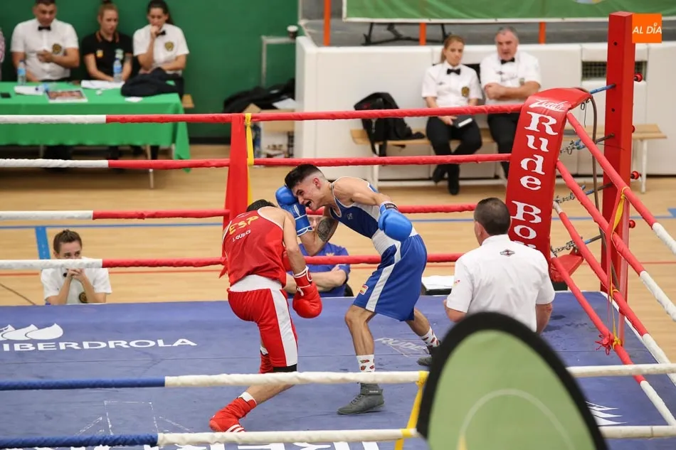 Foto 5 - El pabell&oacute;n municipal de la Alamedilla vive una fiesta del boxeo ol&iacute;mpico