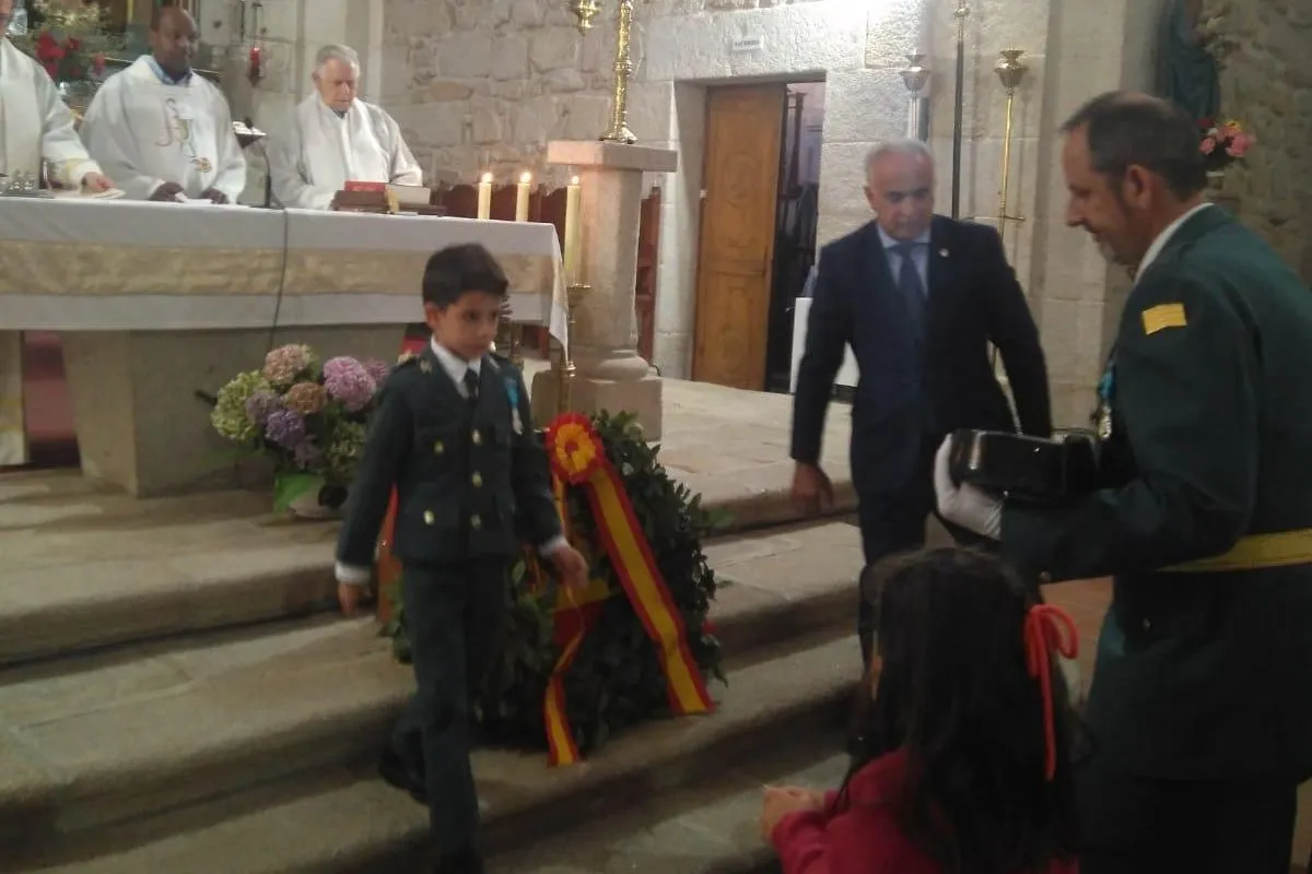 Foto 7 - Los guardias de Barruecopardo celebran el d&iacute;a de la Hispanidad con misa y convite  