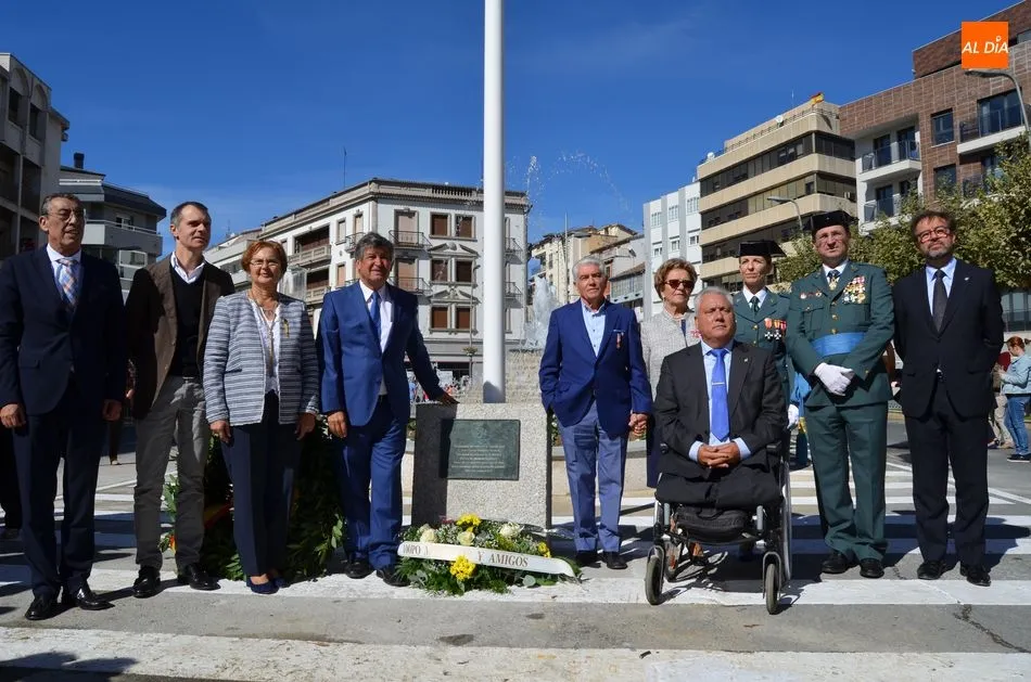Foto 10 - Autoridades civiles y militares rinden homenaje a la bandera y al guardia civil Juan Carlos Rentero ...