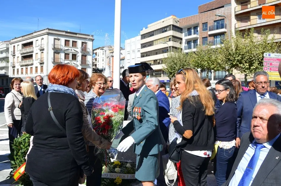 Foto 8 - Autoridades civiles y militares rinden homenaje a la bandera y al guardia civil Juan Carlos Rentero ...
