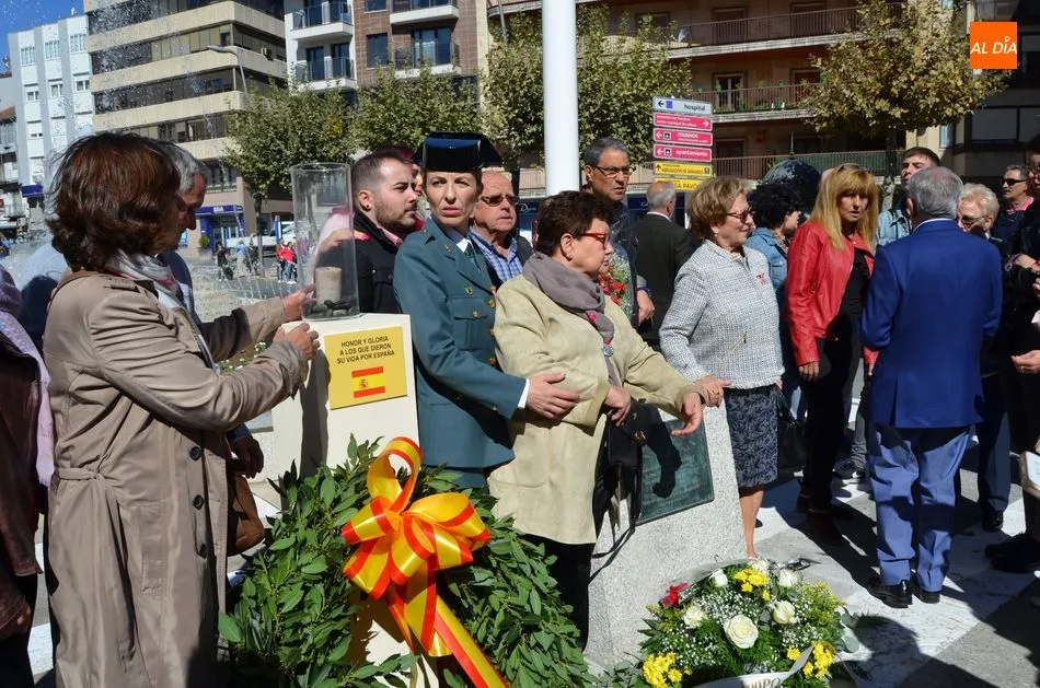 Foto 5 - Autoridades civiles y militares rinden homenaje a la bandera y al guardia civil Juan Carlos Rentero ...