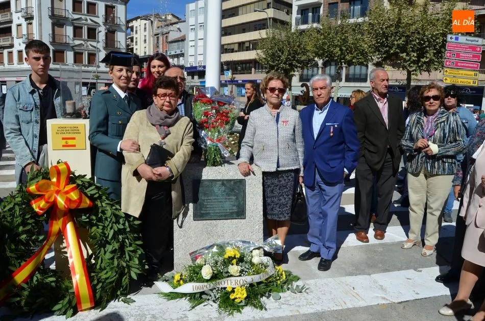 Foto 4 - Autoridades civiles y militares rinden homenaje a la bandera y al guardia civil Juan Carlos Rentero ...