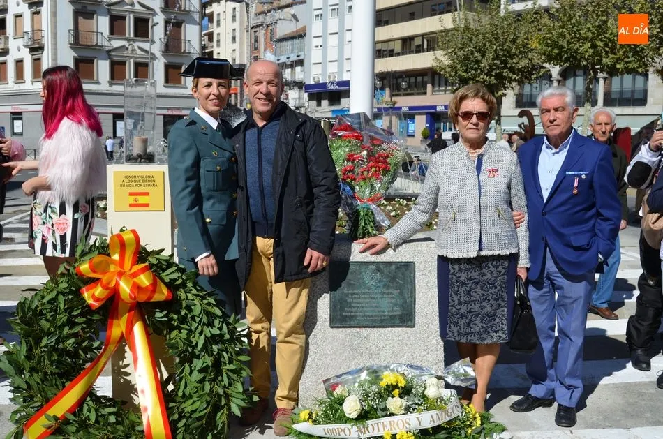 Foto 3 - Autoridades civiles y militares rinden homenaje a la bandera y al guardia civil Juan Carlos Rentero ...