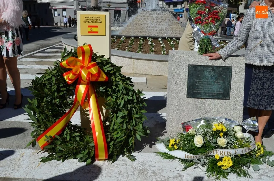 Foto 2 - Autoridades civiles y militares rinden homenaje a la bandera y al guardia civil Juan Carlos Rentero ...