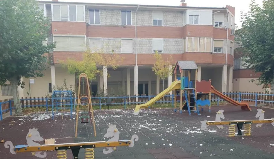 Foto 6 - Denuncian la suciedad dejada por unos j&oacute;venes de etnia gitana en el Barrio Nuevo  
