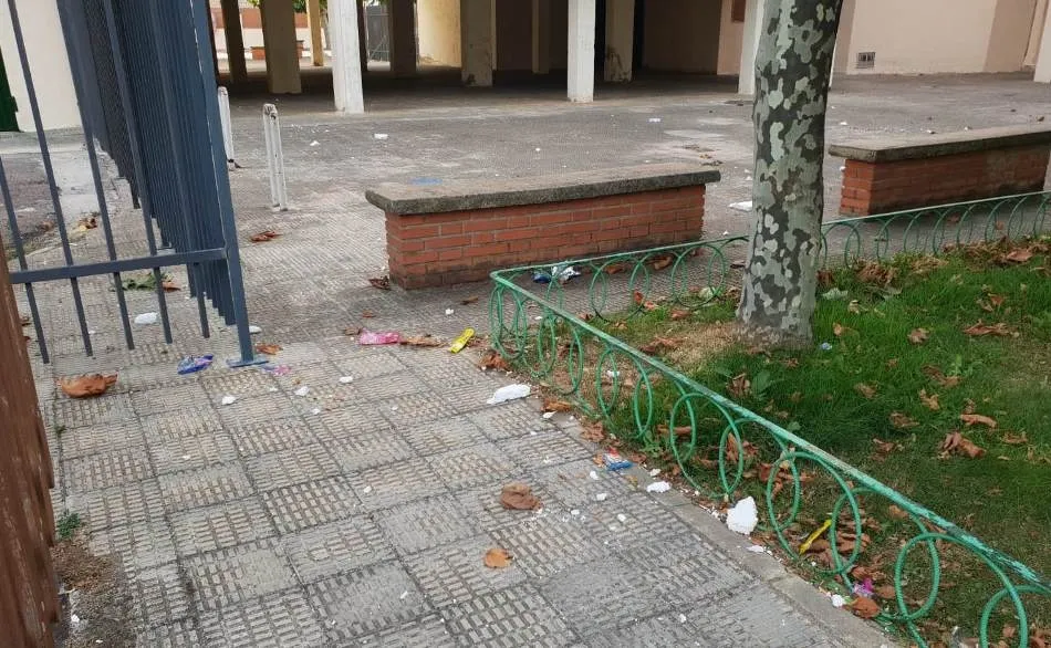Foto 2 - Denuncian la suciedad dejada por unos j&oacute;venes de etnia gitana en el Barrio Nuevo  
