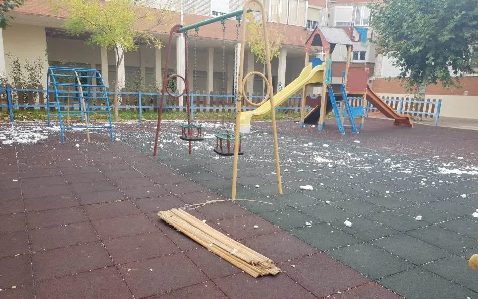 Foto 5 - Denuncian la suciedad dejada por unos j&oacute;venes de etnia gitana en el Barrio Nuevo  