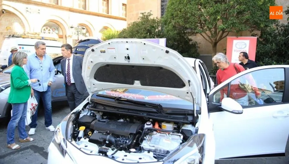 Exposición de vehículos respetusosos con el medio ambiente en la plaza de los Bandos