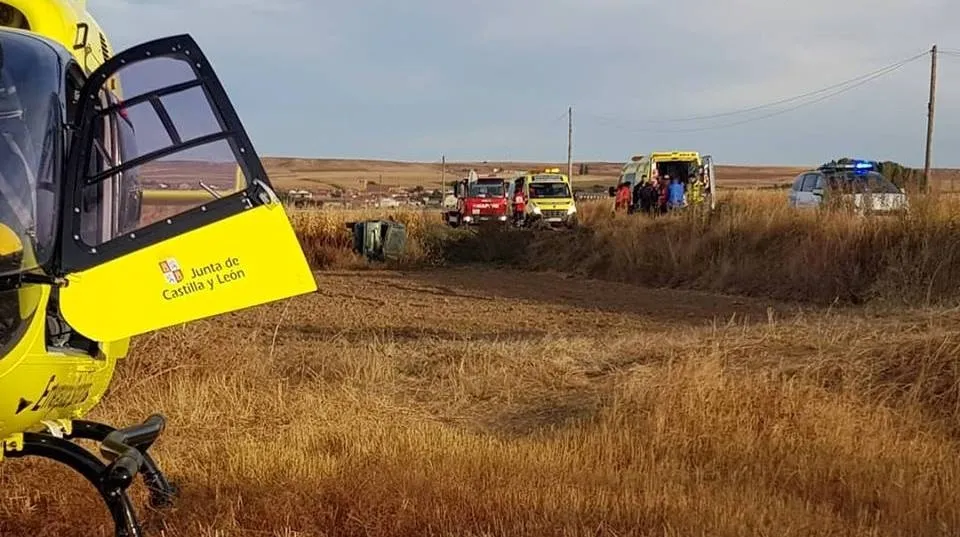 Foto 2 - Tres heridos tras la salida de la calzada y el posterior vuelco de un autom&oacute;vil en Huerta