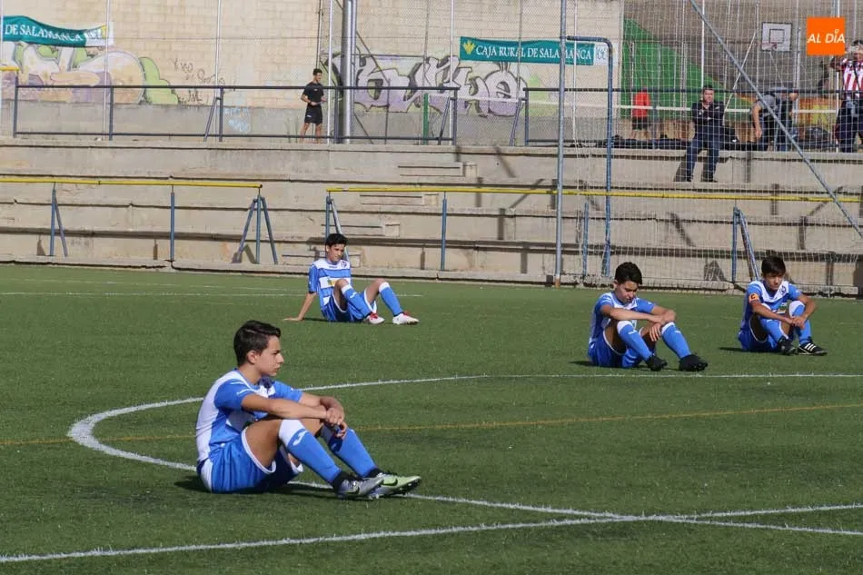Foto 2 - Los equipos de cantera del Salamanca CF UDS paran un minuto reivindicando tranquilidad y...