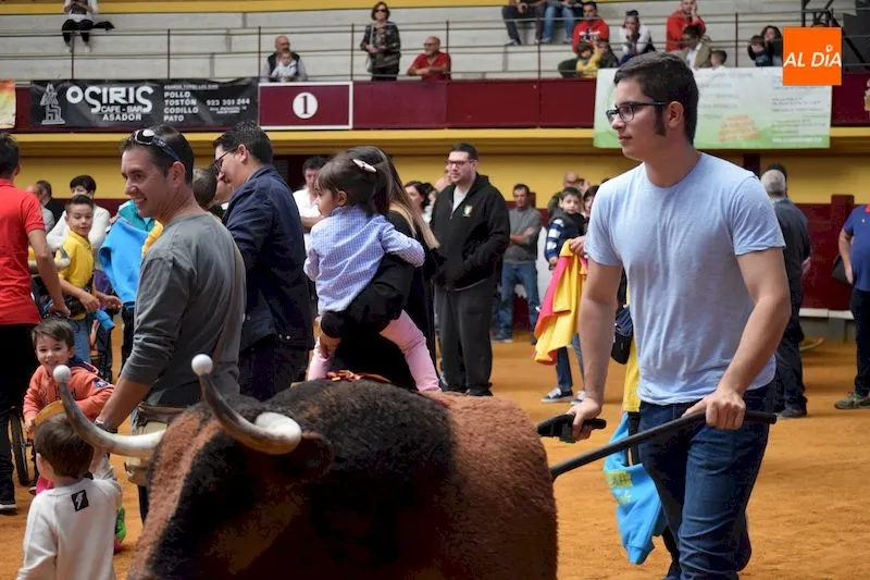 Foto 8 - Los m&aacute;s peque&ntilde;os disfrutan de su particular toro del caj&oacute;n