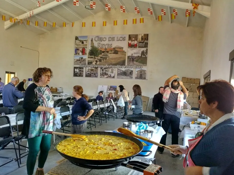 Foto 2 - Los vecinos de Gejo de los Reyes celebran el D&iacute;a de la Hispanidad con una paella  