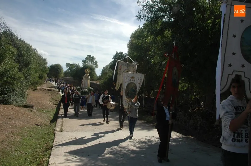 Foto 11 - Las Madrinas de Bogajo acompa&ntilde;an a la Virgen del Rosario en la procesi&oacute;n hasta la iglesia  
