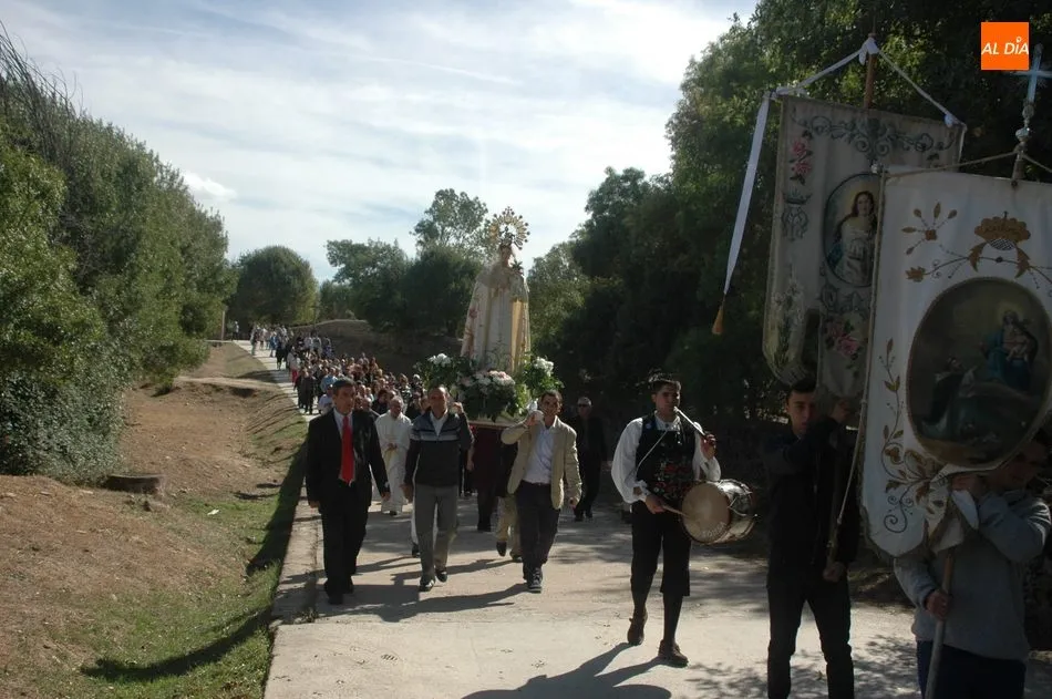 Foto 10 - Las Madrinas de Bogajo acompa&ntilde;an a la Virgen del Rosario en la procesi&oacute;n hasta la iglesia  