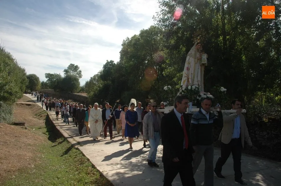 Foto 9 - Las Madrinas de Bogajo acompa&ntilde;an a la Virgen del Rosario en la procesi&oacute;n hasta la iglesia  