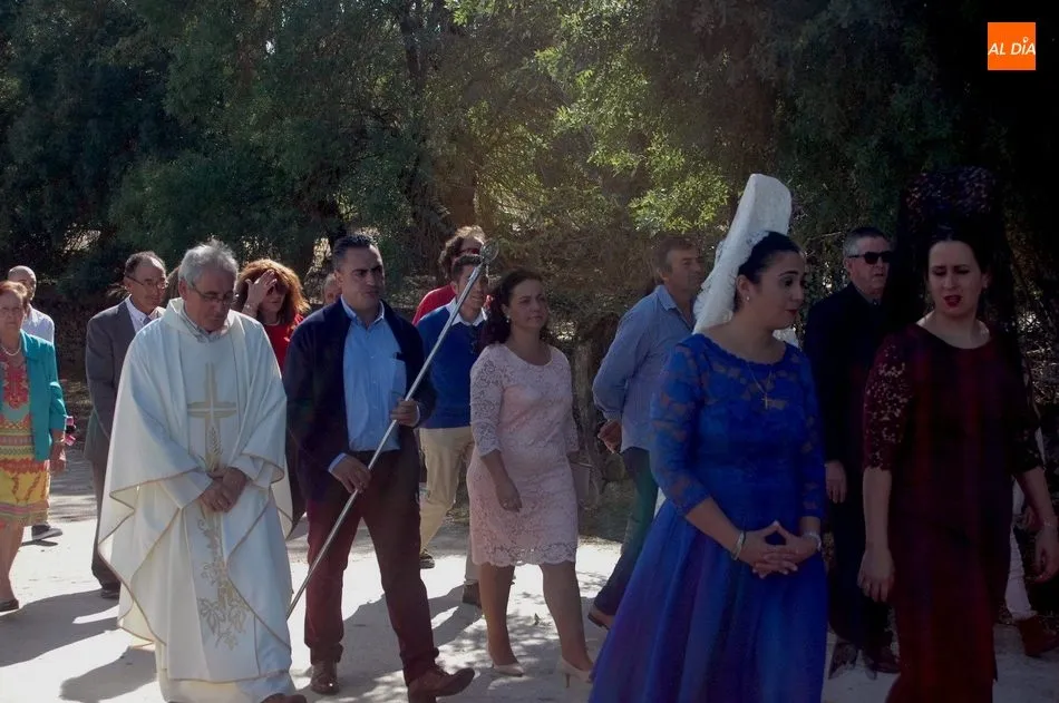 Foto 8 - Las Madrinas de Bogajo acompa&ntilde;an a la Virgen del Rosario en la procesi&oacute;n hasta la iglesia  