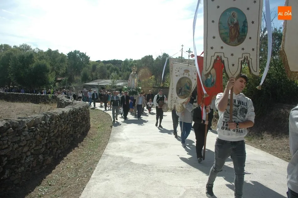 Foto 6 - Las Madrinas de Bogajo acompa&ntilde;an a la Virgen del Rosario en la procesi&oacute;n hasta la iglesia  