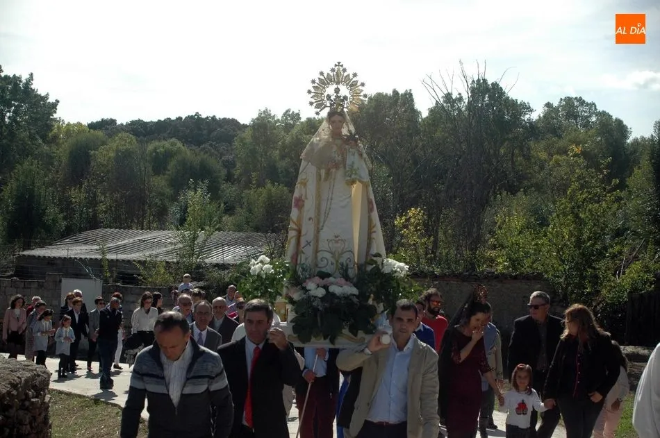 Foto 4 - Las Madrinas de Bogajo acompa&ntilde;an a la Virgen del Rosario en la procesi&oacute;n hasta la iglesia  