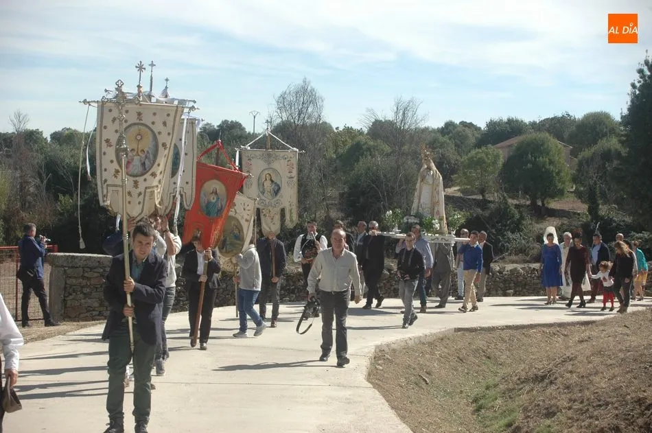 Foto 3 - Las Madrinas de Bogajo acompa&ntilde;an a la Virgen del Rosario en la procesi&oacute;n hasta la iglesia  
