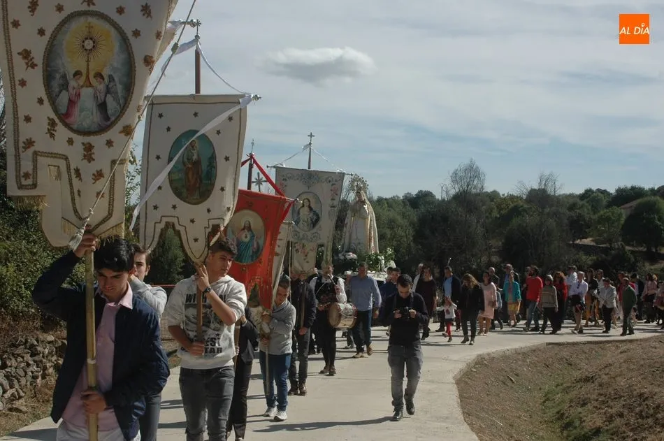 Foto 2 - Las Madrinas de Bogajo acompa&ntilde;an a la Virgen del Rosario en la procesi&oacute;n hasta la iglesia  