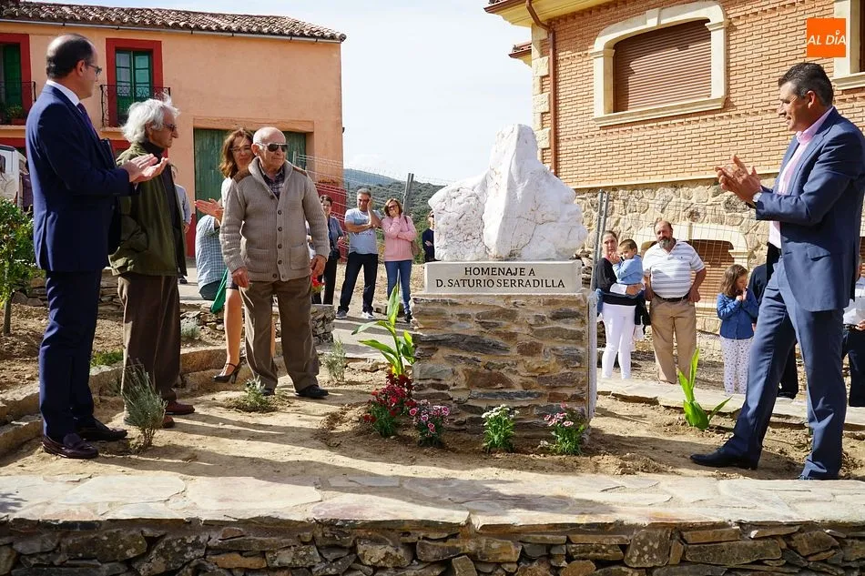 Foto 11 - Los vecinos se re&uacute;nen para desvelar la estatua en honor a Saturio Serradilla