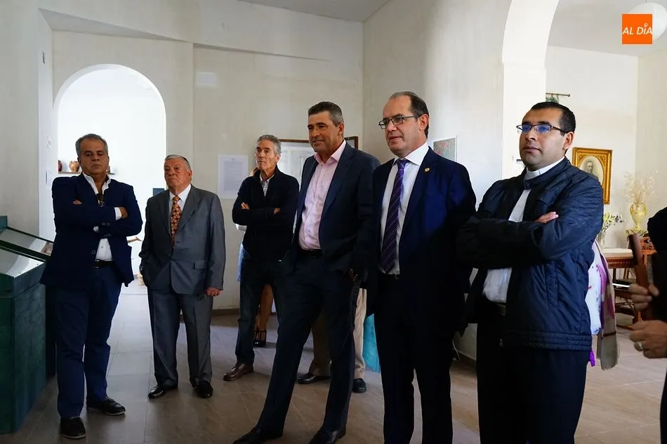 Foto 8 - Los vecinos se re&uacute;nen para desvelar la estatua en honor a Saturio Serradilla