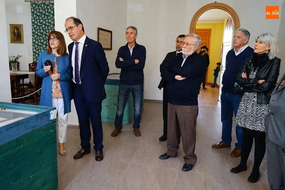Foto 6 - Los vecinos se re&uacute;nen para desvelar la estatua en honor a Saturio Serradilla