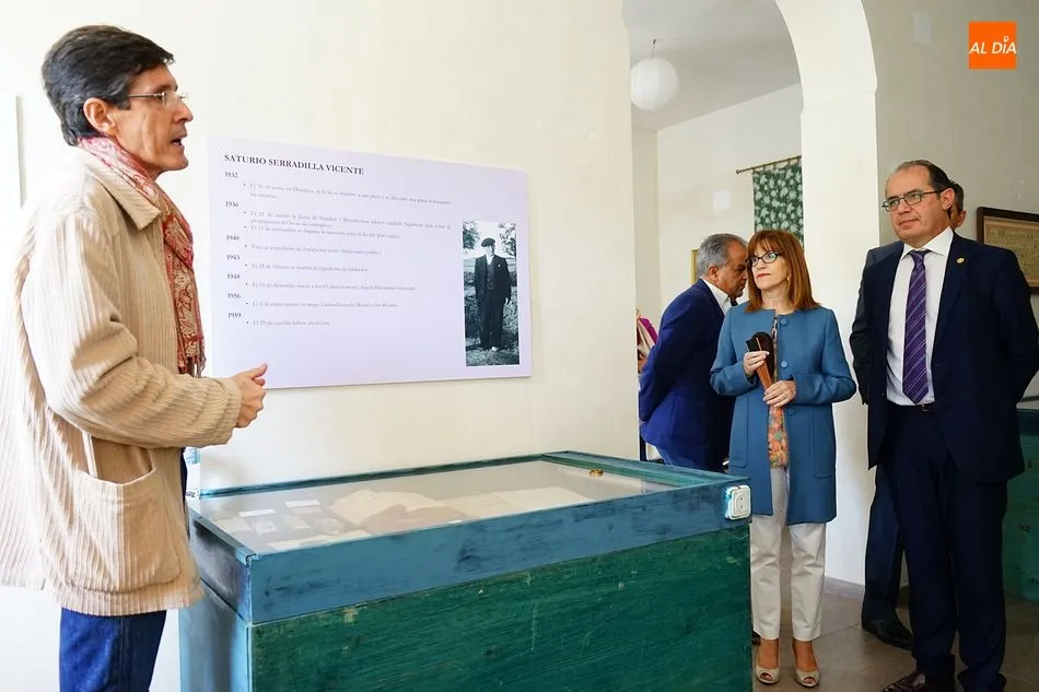 Foto 5 - Los vecinos se re&uacute;nen para desvelar la estatua en honor a Saturio Serradilla