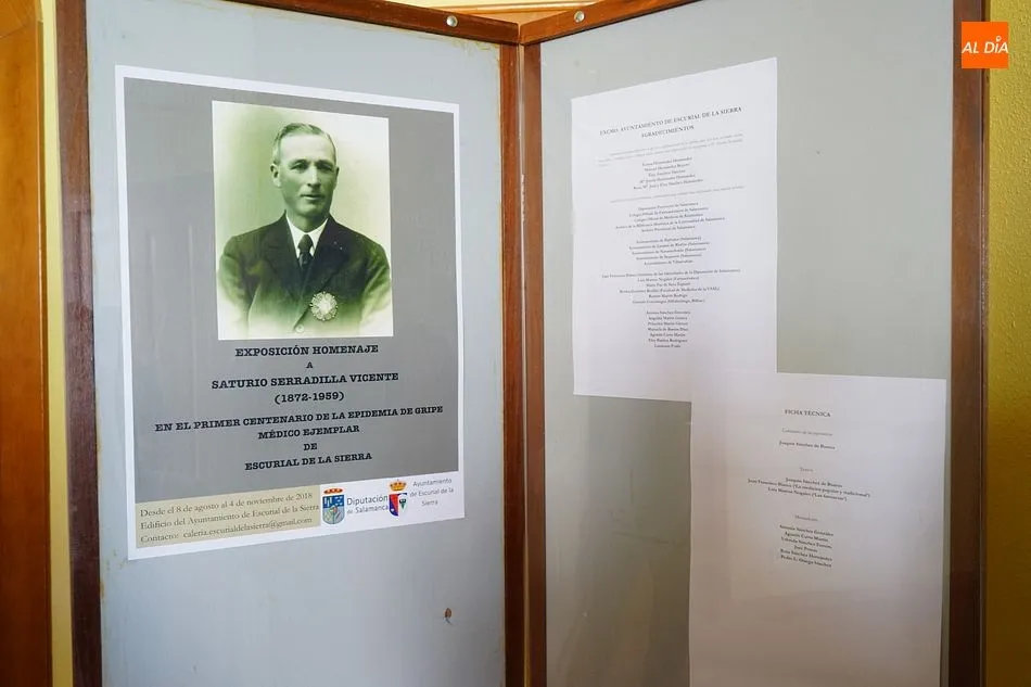 Foto 3 - Los vecinos se re&uacute;nen para desvelar la estatua en honor a Saturio Serradilla