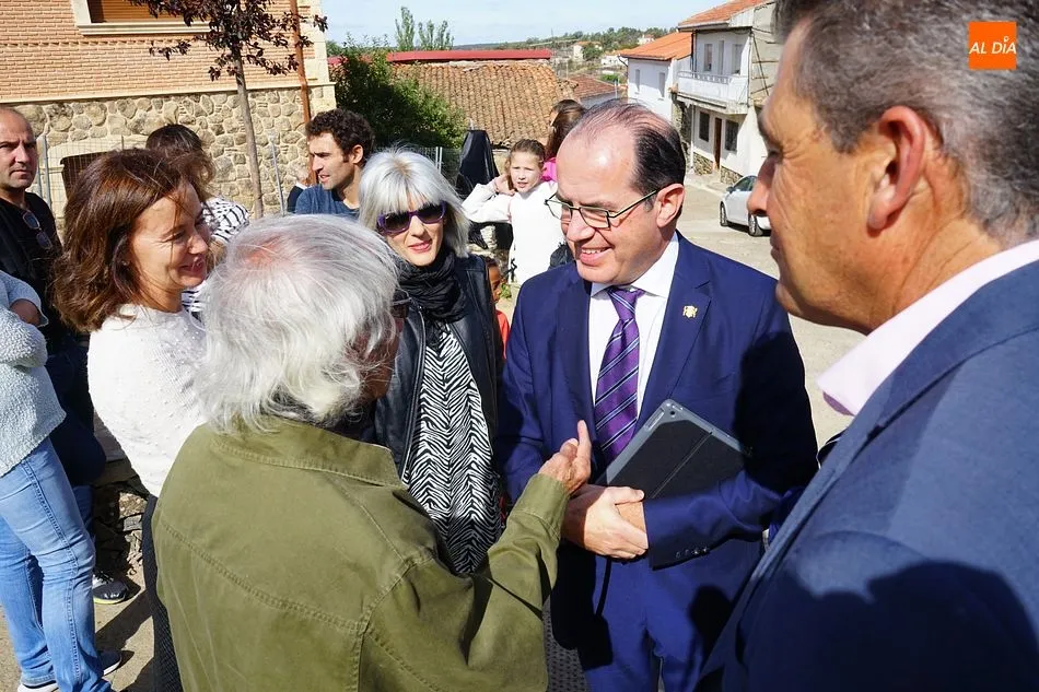 Foto 2 - Los vecinos se re&uacute;nen para desvelar la estatua en honor a Saturio Serradilla